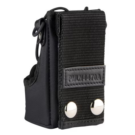 Schwarze Tasche mit Gürtelclip, zwei Druckknöpfen und Label RMLN4470A.