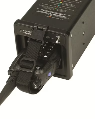 Ladegerät mit eingestecktem Funkgerät und Statusanzeigen.