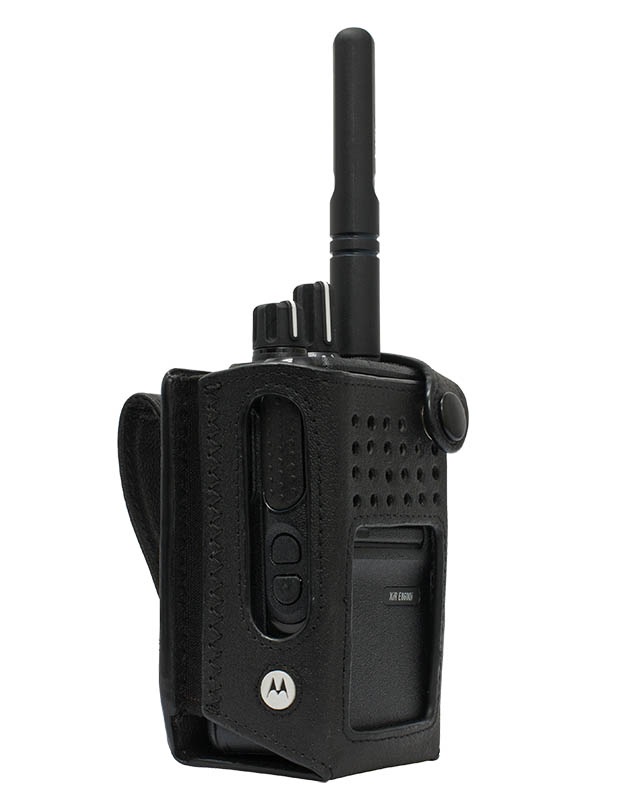 Schwarzes Funkgerät in Etui mit Antenne und Tasten.