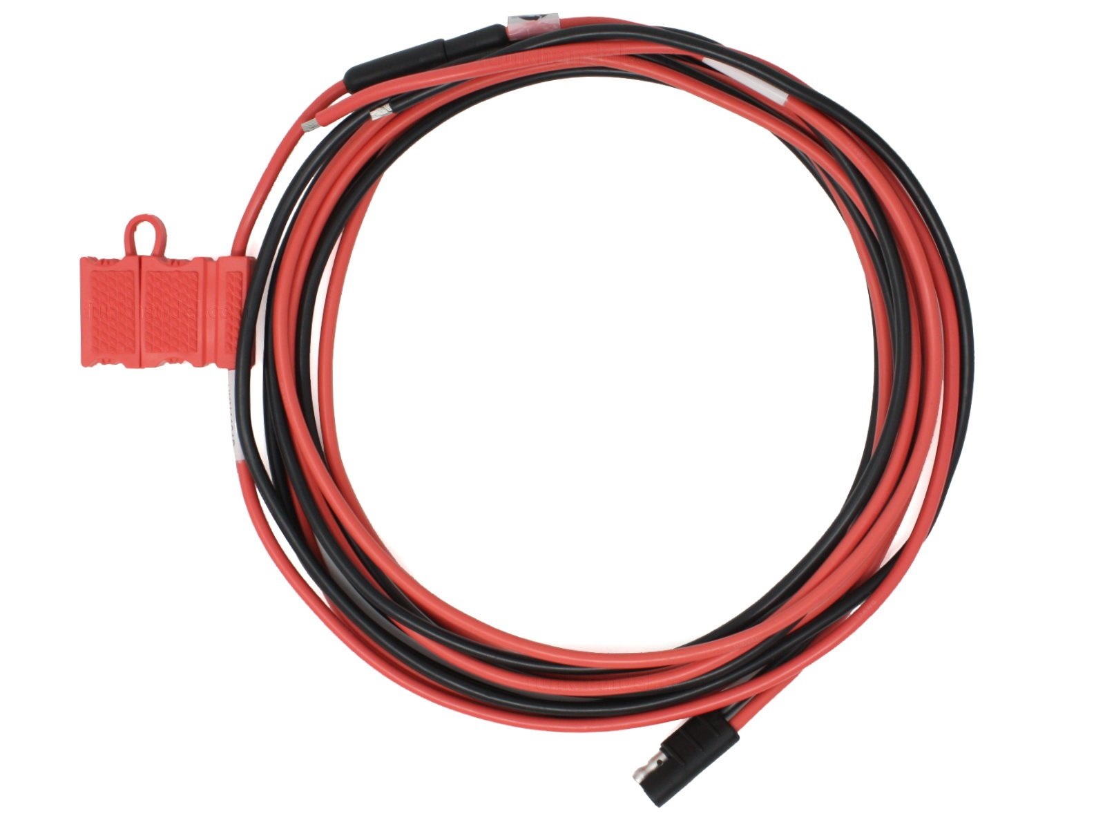 Rotes und schwarzes Kabel mit Steckverbinder in Kreisanordnung.