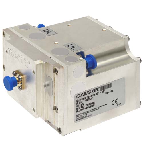 7000-00114400_com_01.jpg Metallischer Duplexer mit blauen Anschlüssen, COMMSCOPE-Aufschrift.