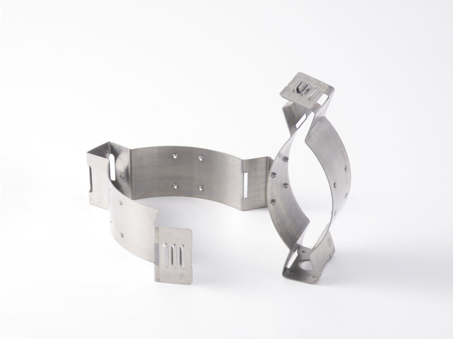 Metallklemme zur Befestigung in einem Rundform mit Schraublöchern.