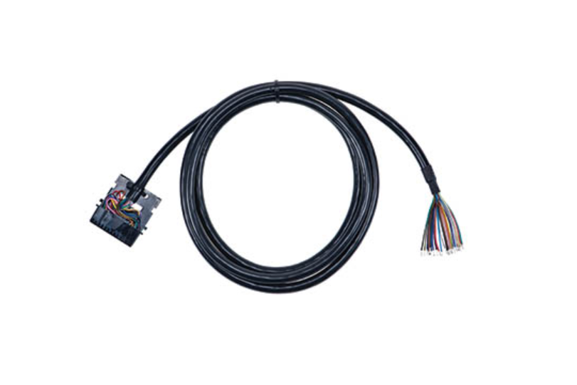 7000-00752239_mot_01.png Langes, schwarzes Kabel mit mehradrigem Anschluss auf einer Seite, mehrfacher Stecker auf der anderen.