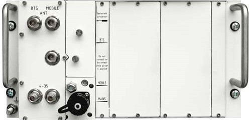 7000-00752107_com_01f5kjqegtafxhy.jpg Graues Metallgerät mit mehreren Anschlüssen und Schaltern.