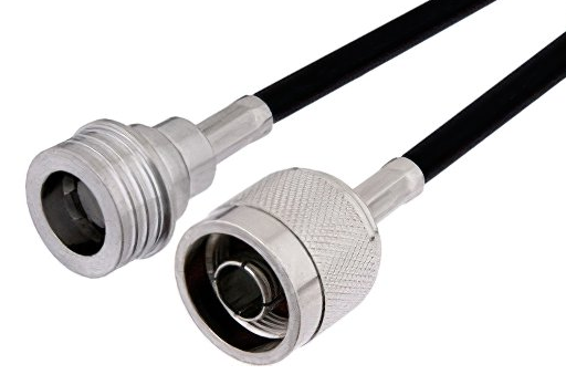 7000-00752111_com_01.png Zwei Koaxialstecker und Kabel, einer mit gerändelter Oberfläche.