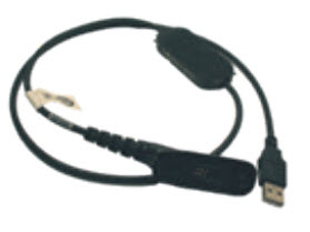 7000-00477700_mot_01nxw36nnoierln.jpg Schwarzes USB-Kabel mit Adapter und Stecker.