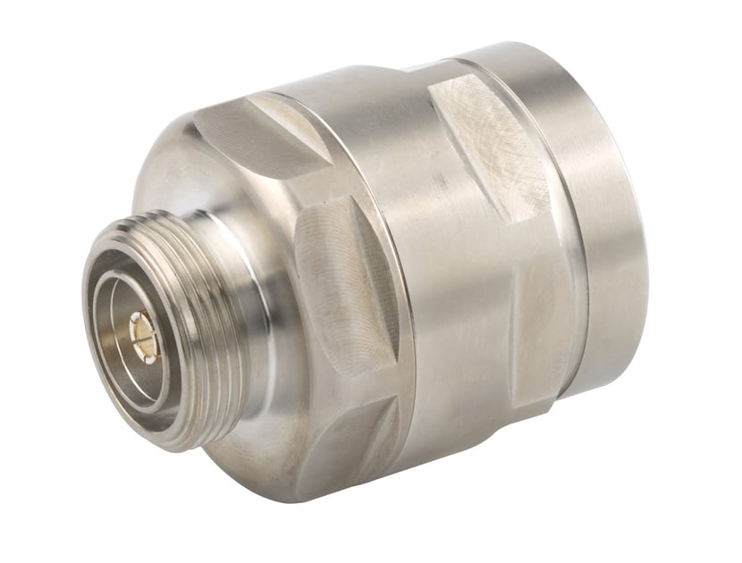 Metallkoaxialstecker mit Gewinde und sechseckigen Flächen.