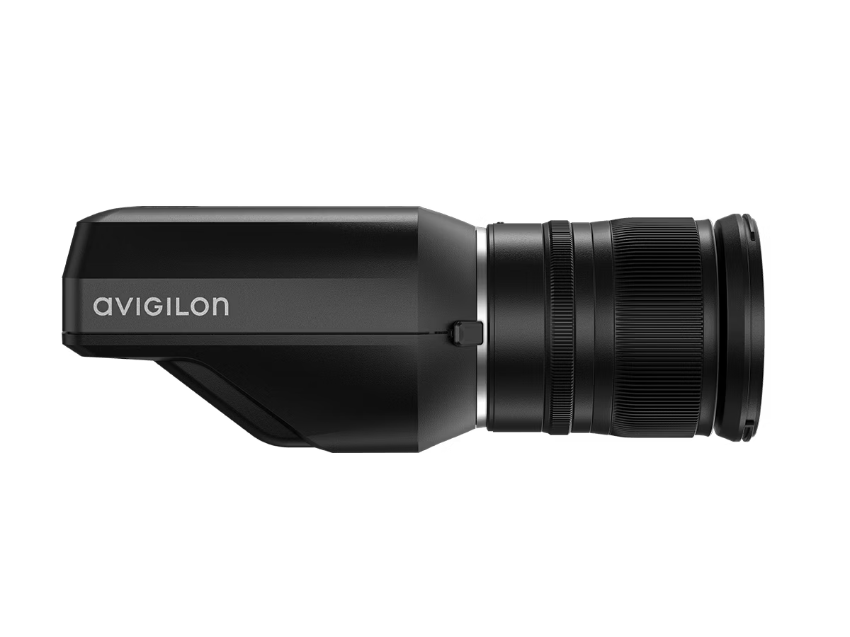 Seitliche Ansicht einer schwarzen Kamera mit Objektiv, Marke Avigilon.