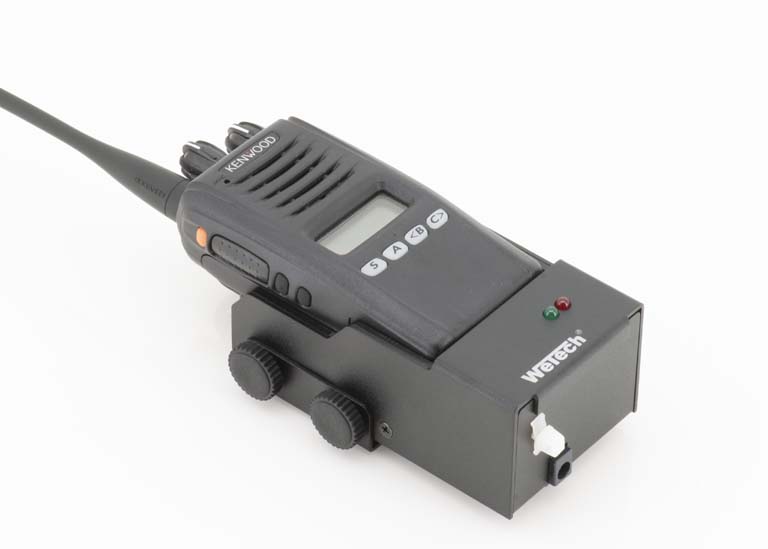 Funkgerät auf einem technischen Adapter mit Leuchtdioden.