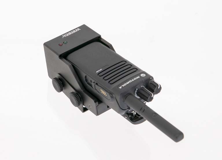 Schwarzes Funkgerät mit Antenne und zwei Drehknöpfen.