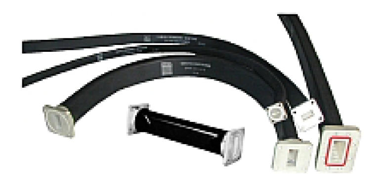 Vier flexible, schwarze Kabel mit rechteckigen Anschlüssen.
