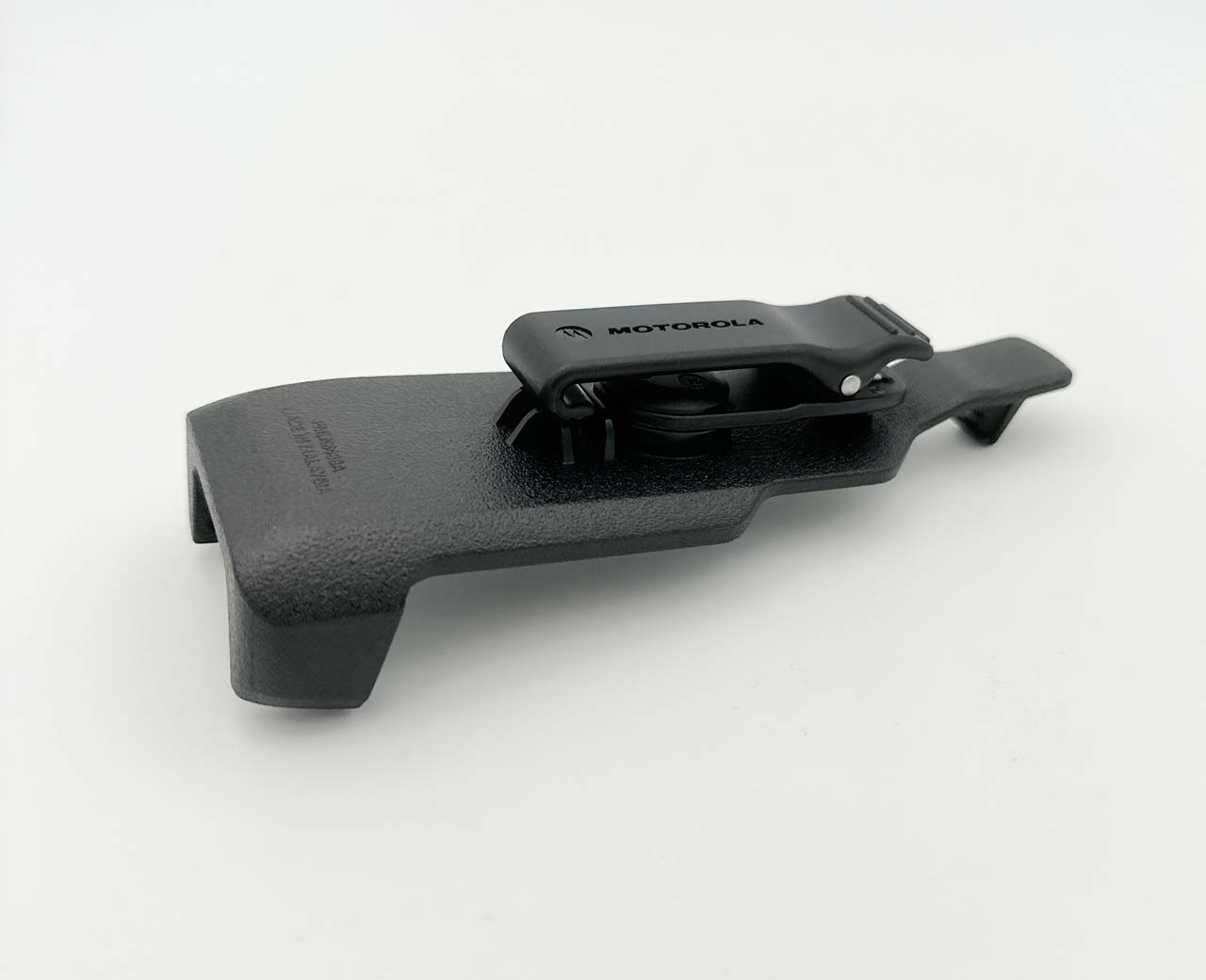 Schwarzer Gürtelclip-Halter aus Kunststoff mit Motorola-Schriftzug.