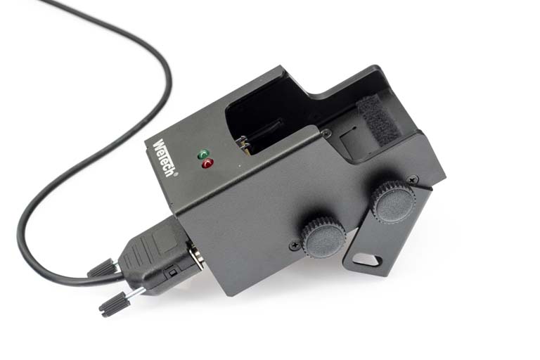 7000-00751460_wem_04.jpg Schwarzes Elektronikgerät mit Anschlusskabel, zwei Drehknöpfen und zwei Statusleuchten.