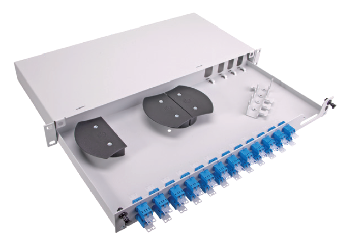 7000-00751920_h-s_01.png Geöffnetes Gehäuse mit Installationsports und Kabelanschlüssen.