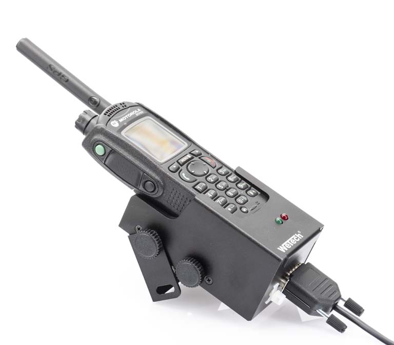 Funkgerät mit Antenne in Halterung. Verschiedene Knöpfe und ein Display sichtbar.