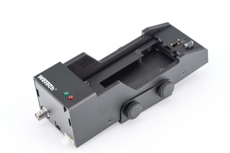 Schwarze elektronische Vorrichtung mit Anschlüssen und Einstellknöpfen.