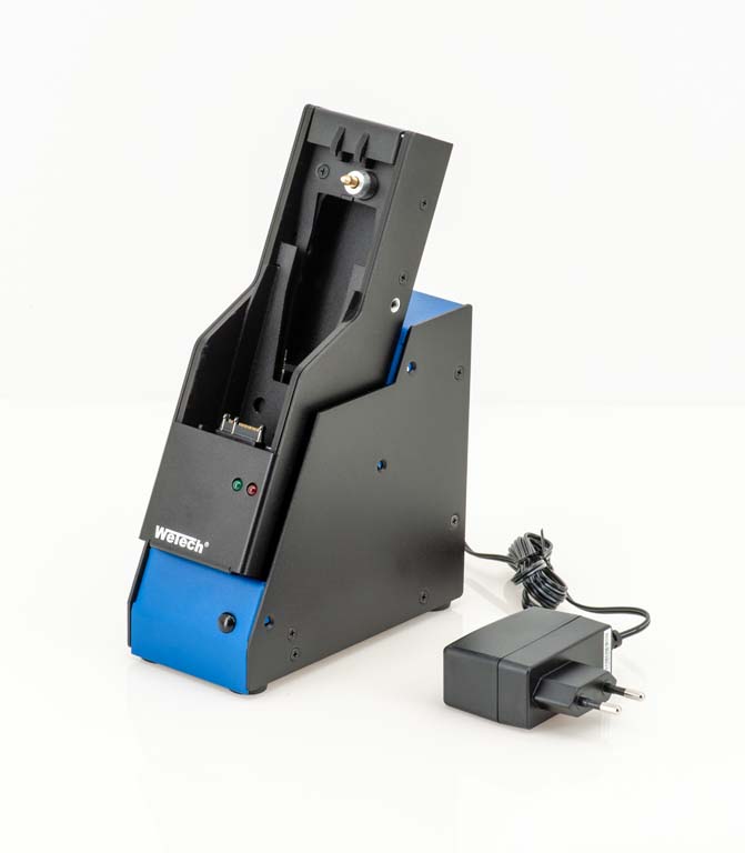 Elektrischer Schärfapparat mit Ladegerät, schwarzes Gehäuse und blauer Basis.