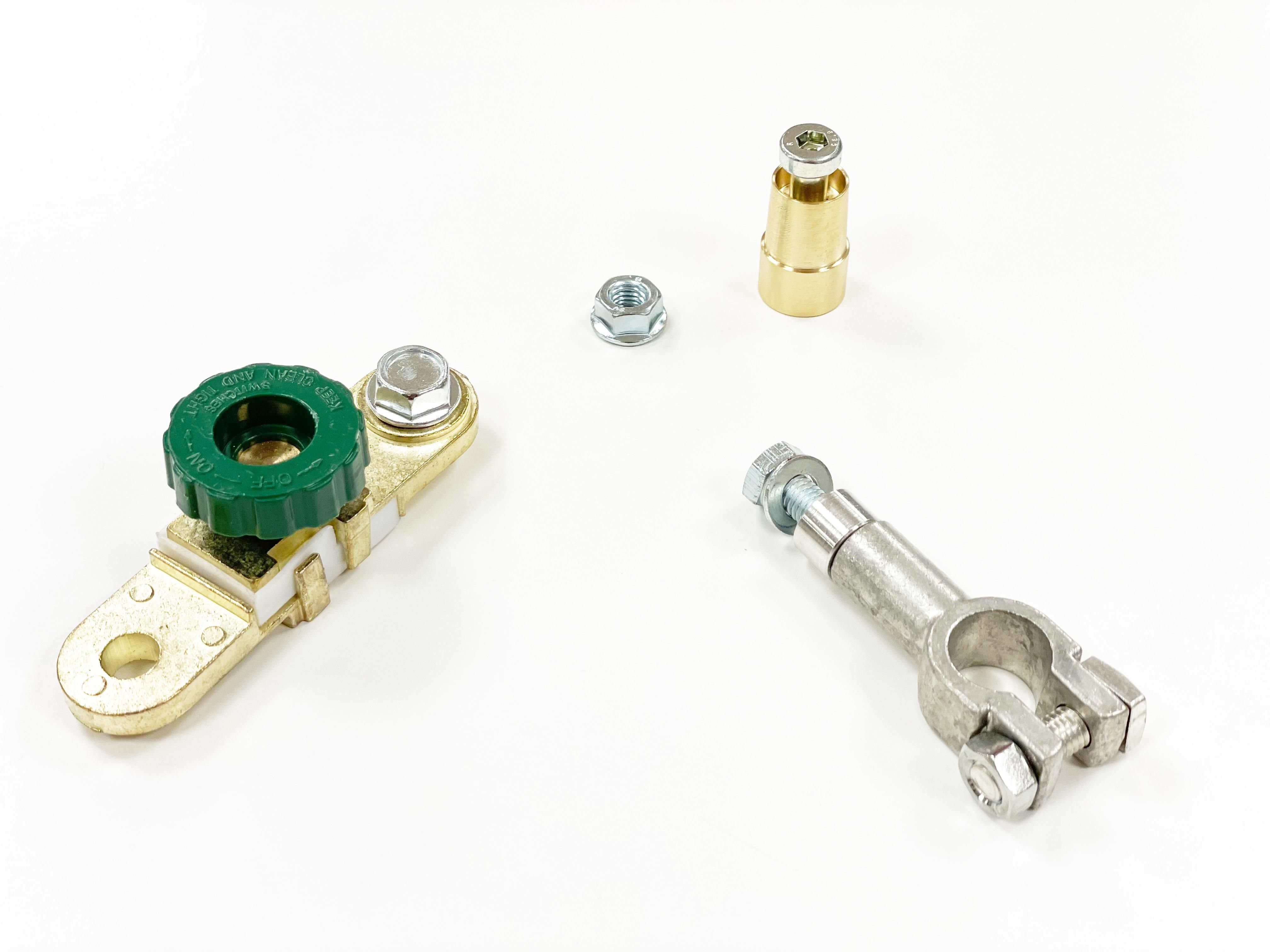 Verschiedene Metallteile und Schraubverbindungen auf weißem Hintergrund.