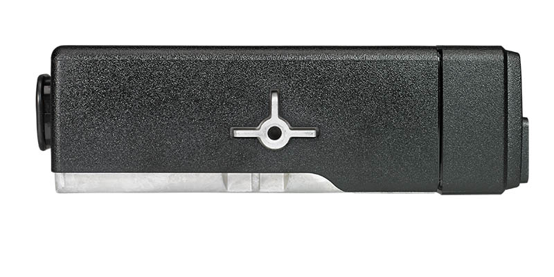 7000_00754152_MOT_03.jpg Schwarze Kamera oder Gerät mit silbernem Symbol in der Mitte.