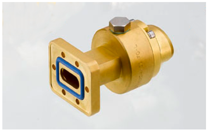 Ein rechteckiger, messingfarbener HF-Stecker mit blauer Umrandung.
