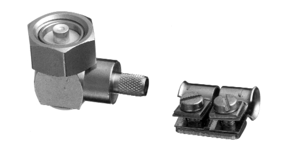 Zwei Metallkomponenten, links ein Winkelverbinder, rechts eine Doppelschraubklemme.