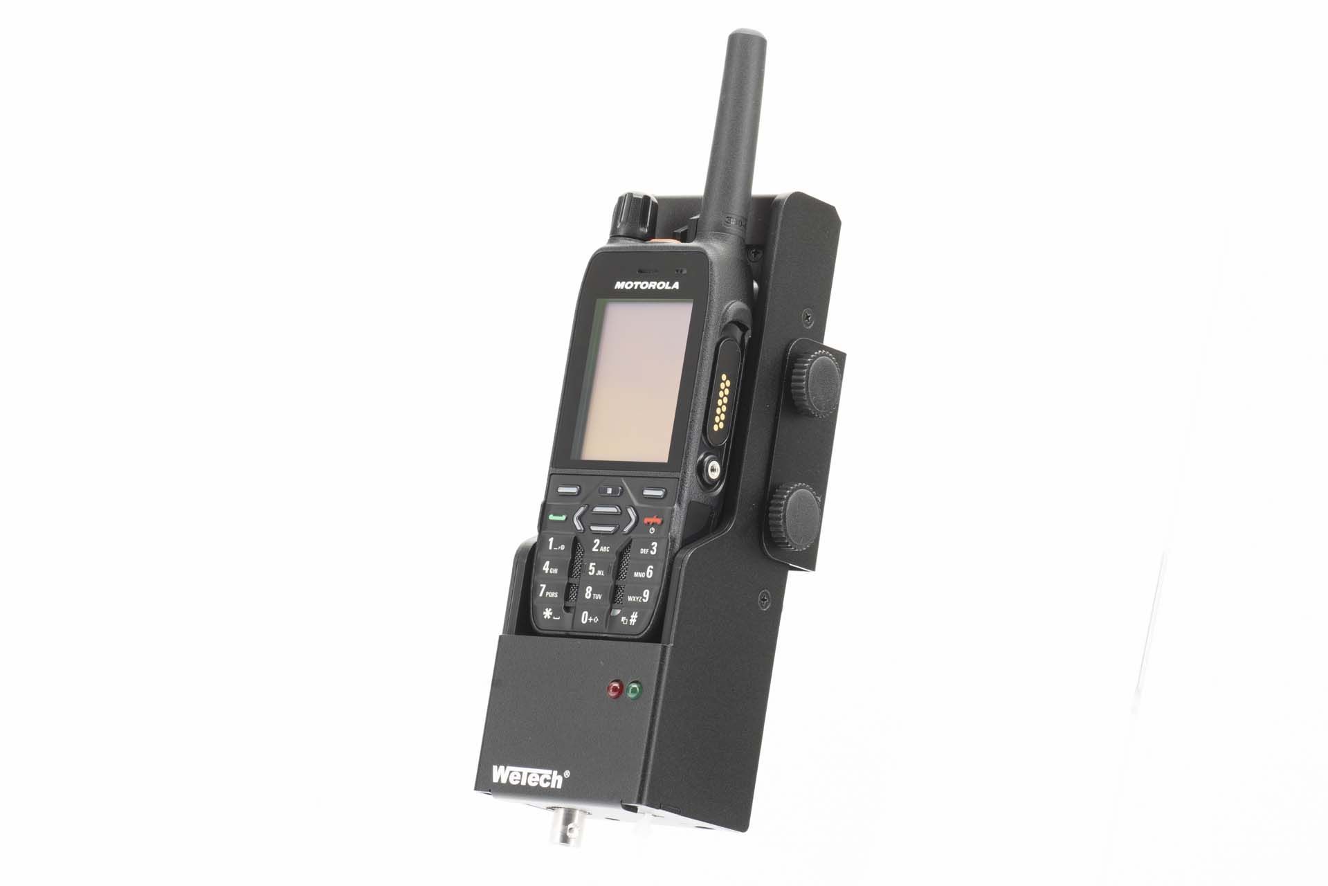 Funkgerät mit Antenne und Tastatur in Halterung.