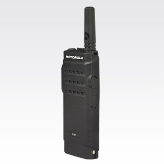 Schwarzes Handfunkgerät mit Antenne, Markenaufdruck oben.