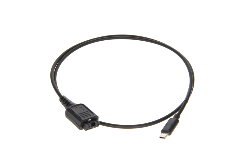 7000_00757789_COP_01.jpg Schwarzes USB-Kabel mit USB-C und proprietärem Anschluss.