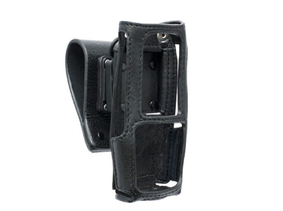 Schwarzes Lederholster mit Aussparungen und Gürtelclip.