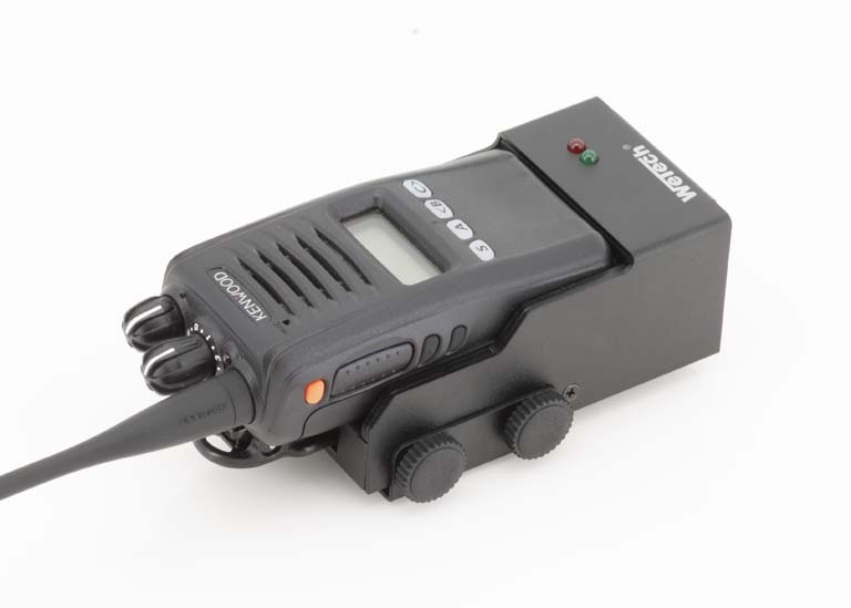 Schwarzes Funkgerät mit Antenne und Display auf weißem Hintergrund.