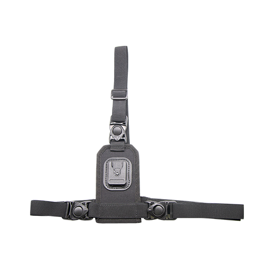7000_00753680_MOT_01.png Schwarzes Brustholster mit Riemen und Clip-System.
