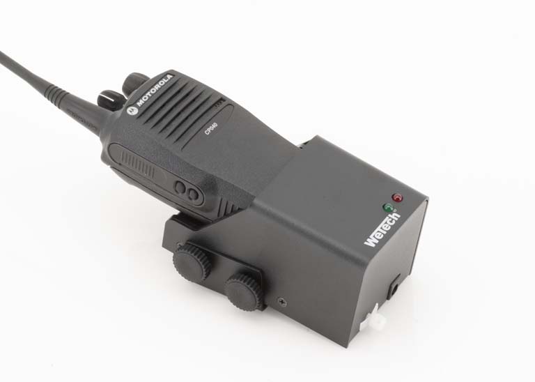 7000-00739400_wem_02wyvoveenxzupy.jpg Funkgerät Motorola an Ladegerät angeschlossen.