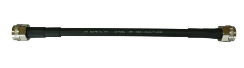 7000-00710800_vim_01.jpg Schwarzes Koaxialkabel mit Metallsteckern an beiden Enden.