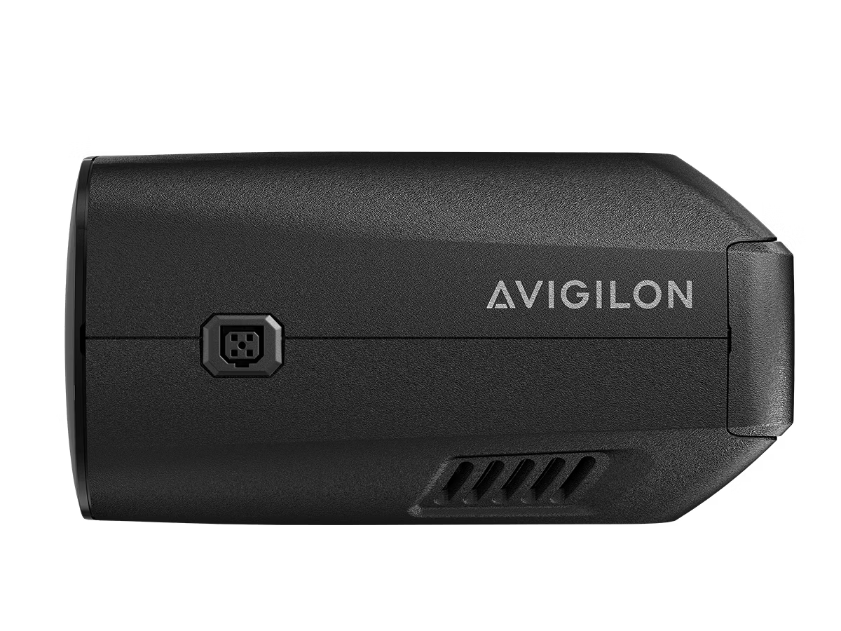 Schwarze Überwachungskamera mit Avigilon-Aufschrift seitlich.