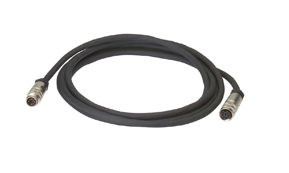 Rundes schwarzes Kabel mit Metallsteckern an beiden Enden, gewickelt.