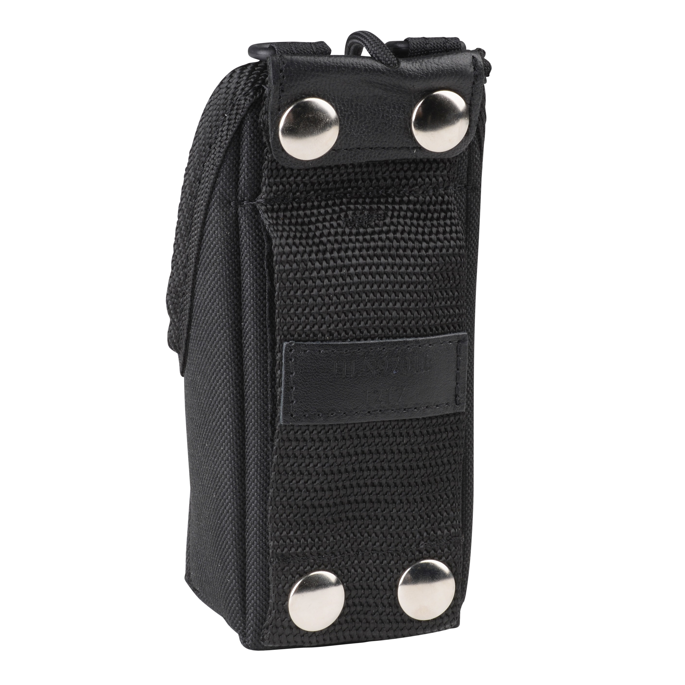 Schwarze Tasche mit vier silbernen Knöpfen und Texturdetail.