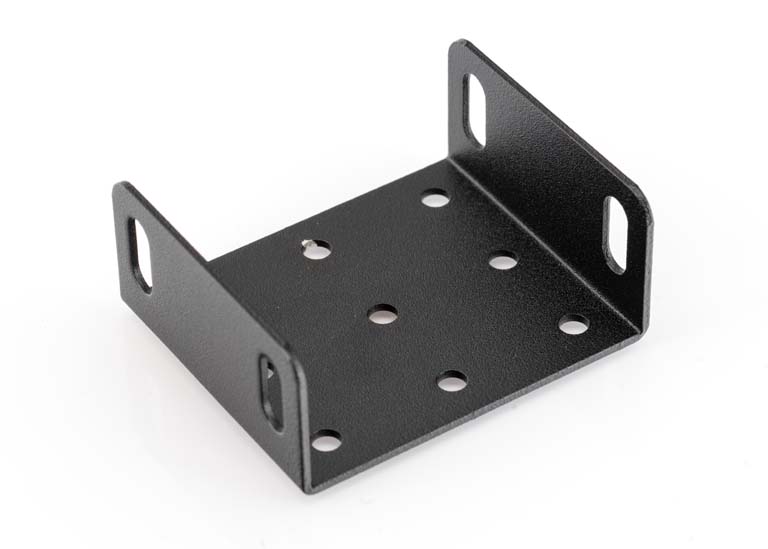 Schwarzes Metallhalterungswinkel mit mehreren Löchern.