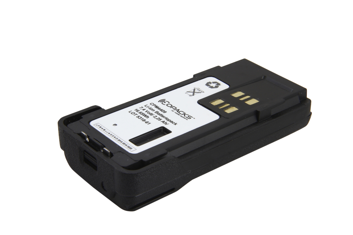 Schwarzer Lithium-Ionen-Akku mit weißen Etikett, Recyclingsymbole sichtbar.