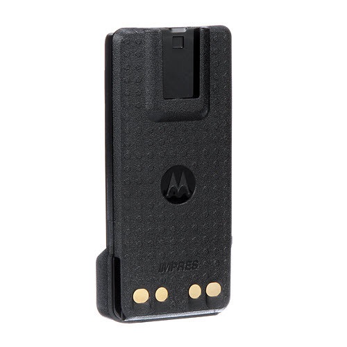 Schwarze, rechteckige elektronische Komponente mit goldenen Kontakten und Clip.