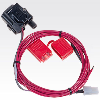 Rotes Kabel mit schwarzen und roten Steckverbindern.
