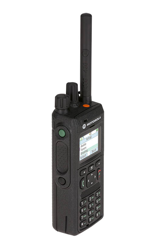 Schwarzes Handfunkgerät mit Display, Tastenfeld und Antenne.