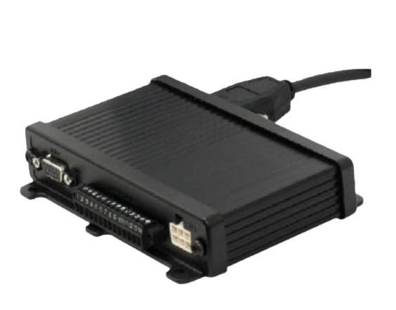 7000-00752365_mot_01.png Schwarzes elektronisches Gerät mit mehreren Anschlüssen und einem Kabel.