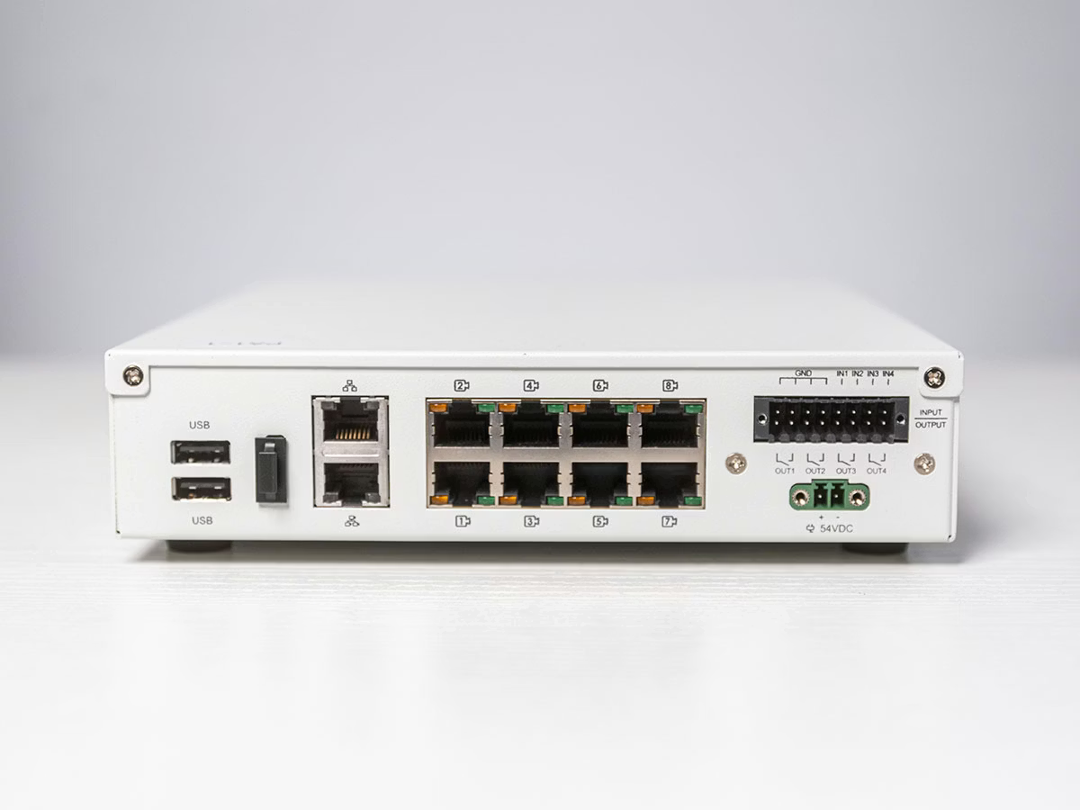 Netzwerkgerät mit mehreren Ethernet-Ports und USB-Anschlüssen.