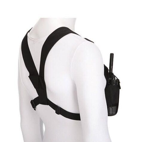 Mensch mit schwarzem Schulterholster, das ein Funkgerät trägt.