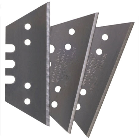 Drei Klingen mit Löchern, scharf und aus Metall.