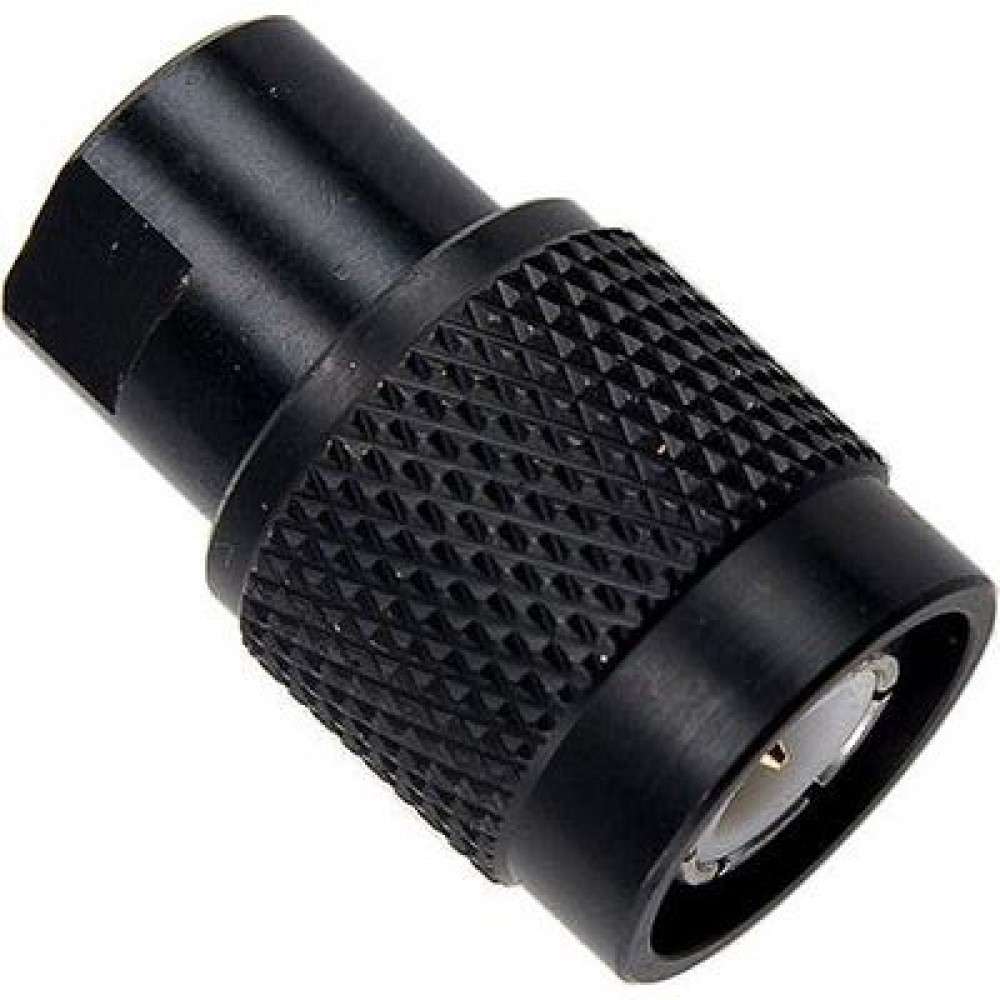 Schwarzer koaxialer Adapter mit geriffelter Oberfläche.