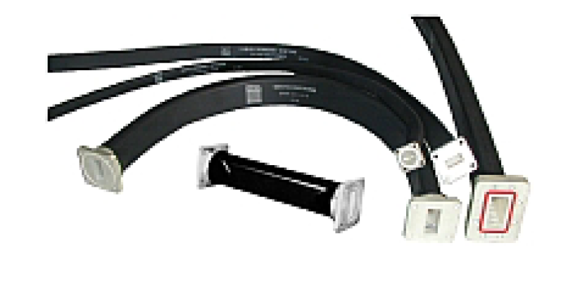 Schwarze Kabel mit rechteckigen Metallverbindern an den Enden.