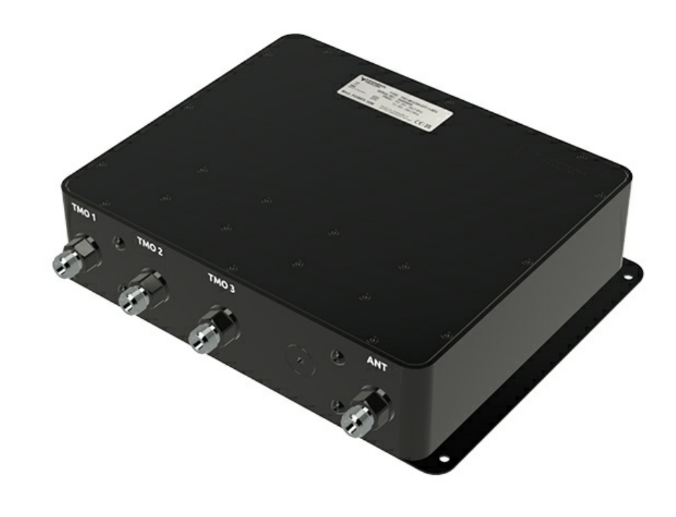 Schwarzes elektronisches Gerät mit vier Anschlüssen, beschriftet mit TMO 1 bis TMO 3 und ANT.