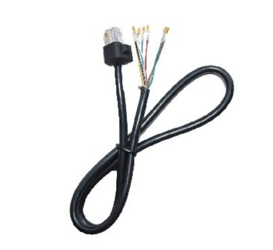 Schwarzes Kabel mit RJ45-Stecker und offenen Drahtenden.