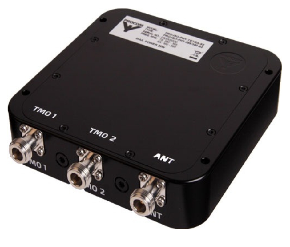Schwarze elektrische Verteilerbox mit drei Anschlüssen, beschriftet mit TMO 1, TMO 2 und ANT.